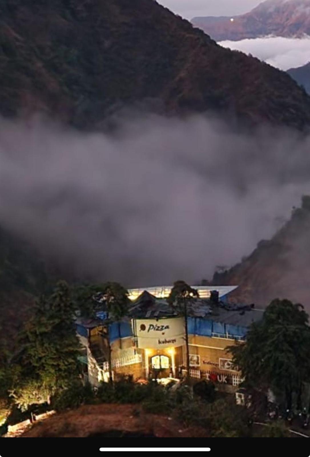 Icebergs Mussoorie - A Boutique Stay And 24 Hrs Roof Top Cafe المظهر الخارجي الصورة