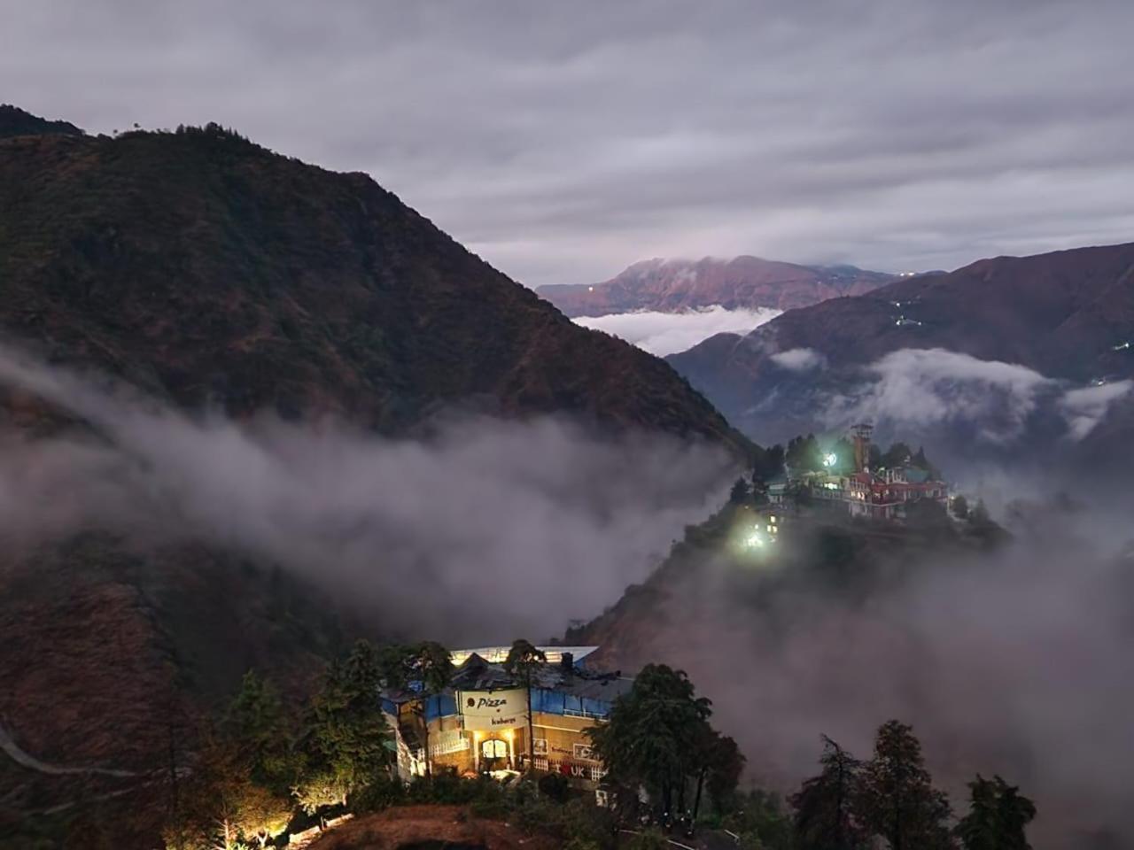 Icebergs Mussoorie - A Boutique Stay And 24 Hrs Roof Top Cafe المظهر الخارجي الصورة